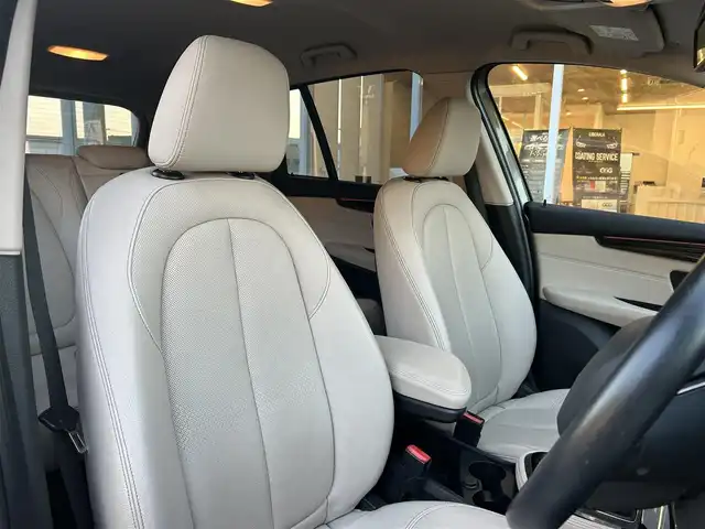 ＢＭＷ ２１８ｄ グランツアラー ラグジュアリー 福岡県 2016(平28)年 6.8万km プラチナシルバー インテリジェントセーフティ/ベージュレザーシート/前席シートヒーター/純正ナビ/Bluetooth/バックカメラ/LEDヘッドライト/オートライト/フロントフォグランプ/リアフォグランプ/ステアリングスイッチ/パークディスタンスコントロール　/純正１７インチアルミホイール　/ミラー一体型ＥＴＣ/取扱説明書/スペアキー×1