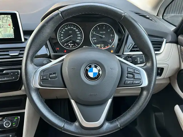 ＢＭＷ ２１８ｄ グランツアラー ラグジュアリー 福岡県 2016(平28)年 6.8万km プラチナシルバー インテリジェントセーフティ/ベージュレザーシート/前席シートヒーター/純正ナビ/Bluetooth/バックカメラ/LEDヘッドライト/オートライト/フロントフォグランプ/リアフォグランプ/ステアリングスイッチ/パークディスタンスコントロール　/純正１７インチアルミホイール　/ミラー一体型ＥＴＣ/取扱説明書/スペアキー×1