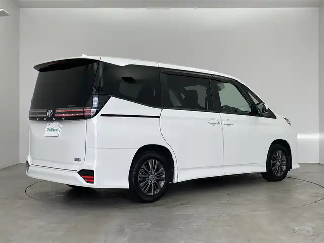 トヨタ ヴォクシー ハイブリッド S－G 埼玉県 2023(令5)年 1.2万km ホワイトパールクリスタルシャイン 純正10.5インチナビ バックカメラ DVDキット 両側パワースライドドア LEDヘッドライト オートライト ビルトインETC2.0 セーフティセンス レーダークルーズコントロール 前後ドラレコ