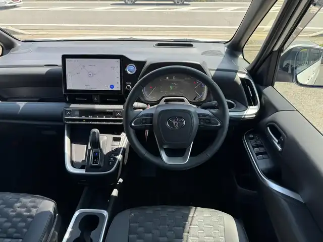 トヨタ ヴォクシー ハイブリッド S－Z 滋賀県 2023(令5)年 1.4万km ホワイトパールクリスタルシャイン 純正ディスプレイオーディオPlus コネクテッィドナビ対応/　フルセグ Bluetooth CD DVD  /トヨタチームメイト/快適利便パッケージ/ドライビングサポートパッケージ/ハンズフリーデュアルパワースライドドア/ブラインドスポットモニター/ユニバーサルステップ/パワーバッックドア/ナノイー/ステアリングヒーター/デジタルインナーミラー/カラーヘッドアップディスプレイ/パノラミックビューモニター/パーキングサポートブレーキ/Toyota Safety Sense /プリクラッシュセーフティー/緊急時操舵支援/フロントクロストラフィックアラート/レーンチェンジアシスト/レーントレーシングアシスト/レーンディパーチャーアラート/レーダークルーズコントロール/オートマチックハイビーム/ロードサインアシスト/ドライバー異常時対応システム/プロアクティブドライビングアシスト/発進遅れ告知機能/ドライブレコーダー前後/両側パワースライドドア/ETC2.0/AC100V/純正17インチアルミ/純正フロアマット/スマートキー×2/プッシュスタート/