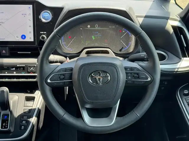 トヨタ ヴォクシー ハイブリッド S－Z 滋賀県 2023(令5)年 1.4万km ホワイトパールクリスタルシャイン 純正ディスプレイオーディオPlus コネクテッィドナビ対応/　フルセグ Bluetooth CD DVD  /トヨタチームメイト/快適利便パッケージ/ドライビングサポートパッケージ/ハンズフリーデュアルパワースライドドア/ブラインドスポットモニター/ユニバーサルステップ/パワーバッックドア/ナノイー/ステアリングヒーター/デジタルインナーミラー/カラーヘッドアップディスプレイ/パノラミックビューモニター/パーキングサポートブレーキ/Toyota Safety Sense /プリクラッシュセーフティー/緊急時操舵支援/フロントクロストラフィックアラート/レーンチェンジアシスト/レーントレーシングアシスト/レーンディパーチャーアラート/レーダークルーズコントロール/オートマチックハイビーム/ロードサインアシスト/ドライバー異常時対応システム/プロアクティブドライビングアシスト/発進遅れ告知機能/ドライブレコーダー前後/両側パワースライドドア/ETC2.0/AC100V/純正17インチアルミ/純正フロアマット/スマートキー×2/プッシュスタート/