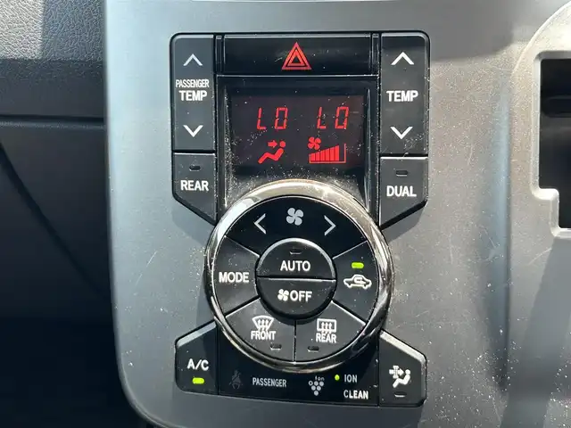 トヨタ ヴォクシー ZS 煌Ⅱ 奈良県 2012(平24)年 6.7万km ブラック 両側パワースライドドア/社外ナビ(フルセグTV/CD/DVD/AM・FM/BT/iPod)/バックカメラ/ビルトインETC/パドルシフト/HIDヘッドライト/純正16インチアルミホイール/純正フロアマット/プッシュスタート/スペアキー