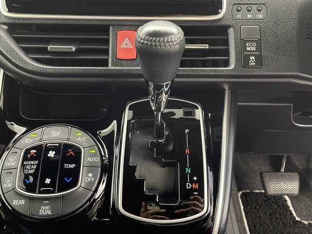 トヨタ ヴォクシー ZS 煌Ⅲ 鹿児島県 2021(令3)年 2.9万km ブラック Toyota Safety Sense/純正9型ナビ/Bluetooth DVD HDMI/フルセグTV/バックカメラ/純正12.1型フリップダウンモニター /両側電動スライドドア/ビルトインETC/レーダークルーズコントロール/前方ドライブレコーダー/前後コーナーセンサー/LEDヘッドライト/フォグライト/オートライトコントロール/レーンキープアシスト/純正16インチアルミホイール/ステアリングスイッチ/スマートキー/エンジンプッシュスタート/保証書/取扱説明書