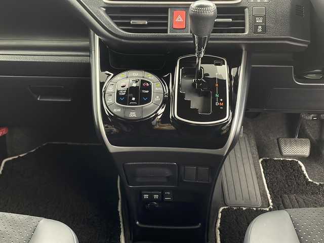 トヨタ ヴォクシー ZS 煌Ⅲ 鹿児島県 2021(令3)年 2.9万km ブラック Toyota Safety Sense/純正9型ナビ/Bluetooth DVD HDMI/フルセグTV/バックカメラ/純正12.1型フリップダウンモニター /両側電動スライドドア/ビルトインETC/レーダークルーズコントロール/前方ドライブレコーダー/前後コーナーセンサー/LEDヘッドライト/フォグライト/オートライトコントロール/レーンキープアシスト/純正16インチアルミホイール/ステアリングスイッチ/スマートキー/エンジンプッシュスタート/保証書/取扱説明書