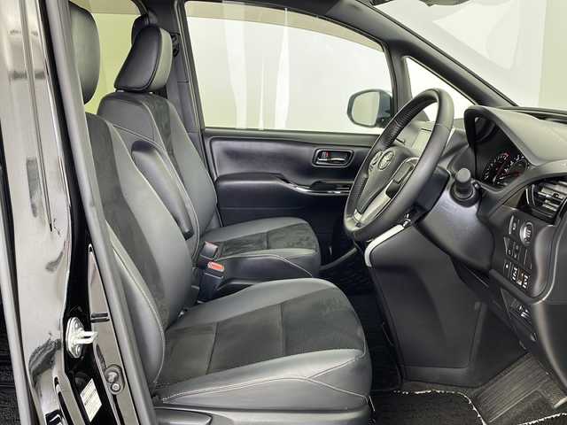 トヨタ ヴォクシー ZS 煌Ⅲ 鹿児島県 2021(令3)年 2.9万km ブラック Toyota Safety Sense/純正9型ナビ/Bluetooth DVD HDMI/フルセグTV/バックカメラ/純正12.1型フリップダウンモニター /両側電動スライドドア/ビルトインETC/レーダークルーズコントロール/前方ドライブレコーダー/前後コーナーセンサー/LEDヘッドライト/フォグライト/オートライトコントロール/レーンキープアシスト/純正16インチアルミホイール/ステアリングスイッチ/スマートキー/エンジンプッシュスタート/保証書/取扱説明書