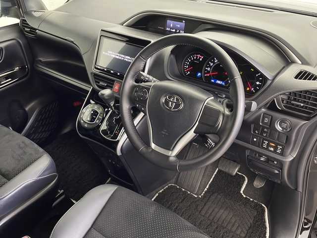 トヨタ ヴォクシー ZS 煌Ⅲ 鹿児島県 2021(令3)年 2.9万km ブラック Toyota Safety Sense/純正9型ナビ/Bluetooth DVD HDMI/フルセグTV/バックカメラ/純正12.1型フリップダウンモニター /両側電動スライドドア/ビルトインETC/レーダークルーズコントロール/前方ドライブレコーダー/前後コーナーセンサー/LEDヘッドライト/フォグライト/オートライトコントロール/レーンキープアシスト/純正16インチアルミホイール/ステアリングスイッチ/スマートキー/エンジンプッシュスタート/保証書/取扱説明書