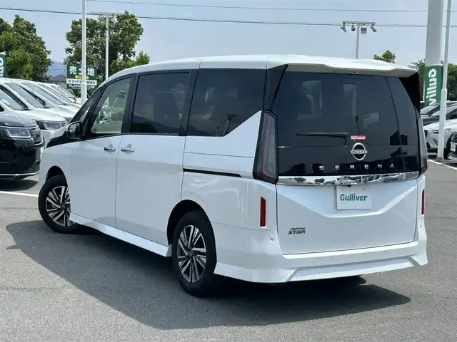 日産 セレナ ハイウェイスター V 奈良県 2024(令6)年 0.6万km プリズムホワイト ハンズフリーオートスライドドア/純正ナビ(フルセグTV/AM・FM/BT/AppleCarPlay/HDMI)/純正フリップダウンモニター/アラウンドビューモニター/ビルトインETC2.0/デジタルインナーミラー/パドルシフト/オートブレーキホールド/プロパイロット/インテリジェントエマージェンシーブレーキ/踏み間違い防止アシスト/車線逸脱警報/置くだけ充電/後席サンシェード/純正16インチアルミホイール/純正フロアマット