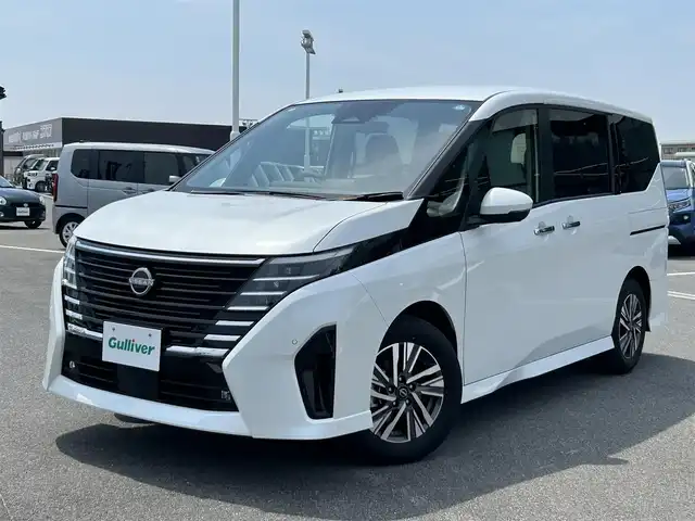 日産 セレナ ハイウェイスター V 奈良県 2024(令6)年 0.6万km プリズムホワイト ハンズフリーオートスライドドア/純正ナビ(フルセグTV/AM・FM/BT/AppleCarPlay/HDMI)/純正フリップダウンモニター/アラウンドビューモニター/ビルトインETC2.0/デジタルインナーミラー/パドルシフト/オートブレーキホールド/プロパイロット/インテリジェントエマージェンシーブレーキ/踏み間違い防止アシスト/車線逸脱警報/置くだけ充電/後席サンシェード/純正16インチアルミホイール/純正フロアマット