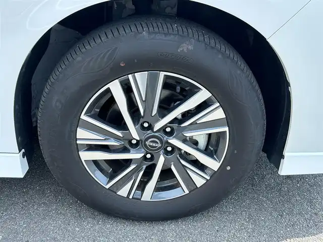 日産 セレナ ハイウェイスター V 奈良県 2024(令6)年 0.6万km プリズムホワイト ハンズフリーオートスライドドア/純正ナビ(フルセグTV/AM・FM/BT/AppleCarPlay/HDMI)/純正フリップダウンモニター/アラウンドビューモニター/ビルトインETC2.0/デジタルインナーミラー/パドルシフト/オートブレーキホールド/プロパイロット/インテリジェントエマージェンシーブレーキ/踏み間違い防止アシスト/車線逸脱警報/置くだけ充電/後席サンシェード/純正16インチアルミホイール/純正フロアマット