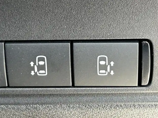 日産 セレナ ハイウェイスター V 奈良県 2024(令6)年 0.6万km プリズムホワイト ハンズフリーオートスライドドア/純正ナビ(フルセグTV/AM・FM/BT/AppleCarPlay/HDMI)/純正フリップダウンモニター/アラウンドビューモニター/ビルトインETC2.0/デジタルインナーミラー/パドルシフト/オートブレーキホールド/プロパイロット/インテリジェントエマージェンシーブレーキ/踏み間違い防止アシスト/車線逸脱警報/置くだけ充電/後席サンシェード/純正16インチアルミホイール/純正フロアマット