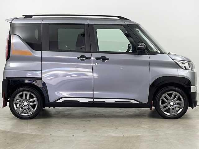 三菱 デリカミニ T プレミアム 道央・札幌 2023(令5)年 1.2万km 黒／グレー ・純正9インチナビ(TV＆BT)/・全方位カメラ/・両側パワースライドドア/・ハンズフリーオートスライドドア/・オートマチックハイビーム/・オートライト/・パドルシフト/・e-Assist/・衝突被害軽減ブレーキ/・車線逸脱警報/・MYパイロット/・踏み間違い衝突防止アシスト　/・先行車発進通知/・トラフィックサインレコグニション/・デジタルインナーミラー/・プッシュスタート/・スマートキー/・ハンドルヒーター/・ステアリングスイッチ/・ハーフレザーシート/・ビルトインETC/・シートヒーター/・ヘッドライトレベライザー/・LEDヘッドライトフォグ/・ルーフレール/・純正ゴムマット/・革巻きステアリング/・アイドリングストップ/・ダウンヒルアシストコントロール