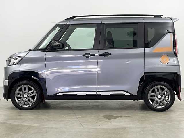 三菱 デリカミニ T プレミアム 道央・札幌 2023(令5)年 1.2万km 黒／グレー ・純正9インチナビ(TV＆BT)/・全方位カメラ/・両側パワースライドドア/・ハンズフリーオートスライドドア/・オートマチックハイビーム/・オートライト/・パドルシフト/・e-Assist/・衝突被害軽減ブレーキ/・車線逸脱警報/・MYパイロット/・踏み間違い衝突防止アシスト　/・先行車発進通知/・トラフィックサインレコグニション/・デジタルインナーミラー/・プッシュスタート/・スマートキー/・ハンドルヒーター/・ステアリングスイッチ/・ハーフレザーシート/・ビルトインETC/・シートヒーター/・ヘッドライトレベライザー/・LEDヘッドライトフォグ/・ルーフレール/・純正ゴムマット/・革巻きステアリング/・アイドリングストップ/・ダウンヒルアシストコントロール