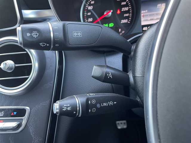 メルセデス・ベンツ Ｃ２２０ｄ ローレウスエディション 福岡県 2018(平30)年 6.2万km ポーラホワイト レーダーセーフティパッケージ/アダプティブクルーズコントロール/レーンキープアシスト/ブラインドスポットモニター/アクティブセーフティブレーキ/黒革シート/前席シートヒーター/純正ナビ　/フルセグTV/バックカメラ　/アンビエントライト　/エアーサスペンション/LEDヘッドライト/オートハイビーム/ステアリングスイッチ/パドルシフト　/純正18インチアルミホイール/ETC