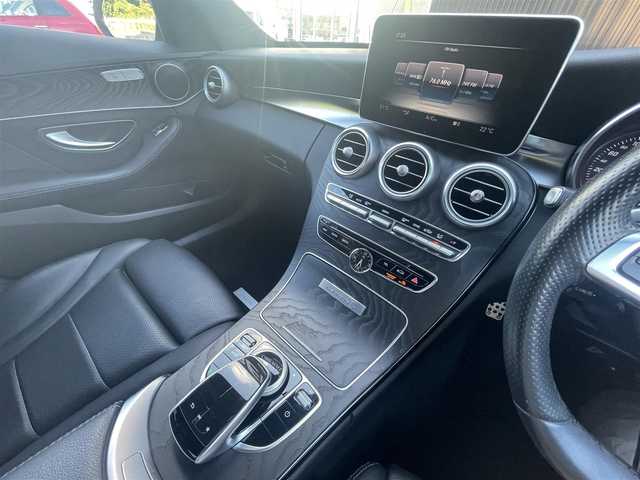 メルセデス・ベンツ Ｃ２２０ｄ ローレウスエディション 福岡県 2018(平30)年 6.2万km ポーラホワイト レーダーセーフティパッケージ/アダプティブクルーズコントロール/レーンキープアシスト/ブラインドスポットモニター/アクティブセーフティブレーキ/黒革シート/前席シートヒーター/純正ナビ　/フルセグTV/バックカメラ　/アンビエントライト　/エアーサスペンション/LEDヘッドライト/オートハイビーム/ステアリングスイッチ/パドルシフト　/純正18インチアルミホイール/ETC