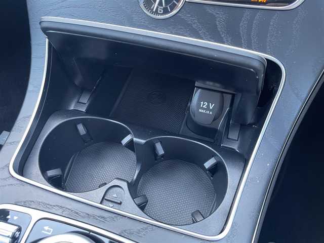 メルセデス・ベンツ Ｃ２２０ｄ ローレウスエディション 福岡県 2018(平30)年 6.2万km ポーラホワイト レーダーセーフティパッケージ/アダプティブクルーズコントロール/レーンキープアシスト/ブラインドスポットモニター/アクティブセーフティブレーキ/黒革シート/前席シートヒーター/純正ナビ　/フルセグTV/バックカメラ　/アンビエントライト　/エアーサスペンション/LEDヘッドライト/オートハイビーム/ステアリングスイッチ/パドルシフト　/純正18インチアルミホイール/ETC