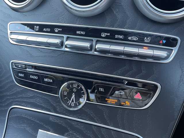 メルセデス・ベンツ Ｃ２２０ｄ ローレウスエディション 福岡県 2018(平30)年 6.2万km ポーラホワイト レーダーセーフティパッケージ/アダプティブクルーズコントロール/レーンキープアシスト/ブラインドスポットモニター/アクティブセーフティブレーキ/黒革シート/前席シートヒーター/純正ナビ　/フルセグTV/バックカメラ　/アンビエントライト　/エアーサスペンション/LEDヘッドライト/オートハイビーム/ステアリングスイッチ/パドルシフト　/純正18インチアルミホイール/ETC