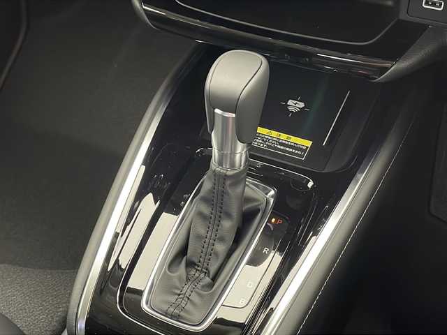 ホンダ ヴェゼル ハイブリッド e:HEV Z 千葉県 2025(令7)年 0.1千km パール 登録済未使用車/登録時走行距離6km/路外逸脱抑制機能/踏み間違い防止/衝突軽減システム/レーンキープアシスト/レーダークルーズコントロール/コーナーセンサー（前後）/純正ナビ/　AndroidAuto/AppleCarplaｙ/　Bluetooth/フルセグTV/FM/AM/USB/ビルトインETC2.0/パドルシフト/ステアリングスイッチ/ハーフレザーシート/前席シートヒーター/電格ミラーウィンカー