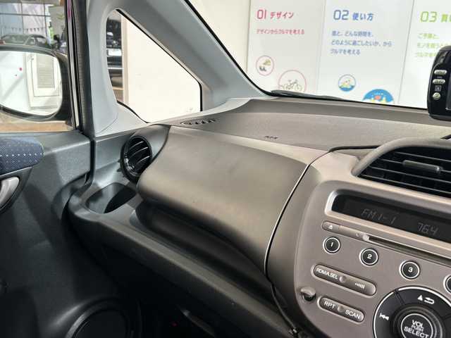 ホンダ フィット G 埼玉県 2009(平21)年 18.2万km プレミアムディープバイオレットパール ドアミラーウインカー/電動格納式リモコンカラードドアミラー/高熱線吸収/UVカット機能付プライバシーガラス/運転席ハイトアジャスター/セキュリティアラーム/アレルフリー高性能脱臭フィルター/AM/FMチューナー付きCDプレイヤー/純正ナビ/ETC