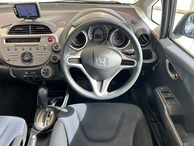 ホンダ フィット G 埼玉県 2009(平21)年 18.2万km プレミアムディープバイオレットパール ドアミラーウインカー/電動格納式リモコンカラードドアミラー/高熱線吸収/UVカット機能付プライバシーガラス/運転席ハイトアジャスター/セキュリティアラーム/アレルフリー高性能脱臭フィルター/AM/FMチューナー付きCDプレイヤー/純正ナビ/ETC