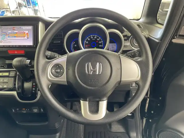 ホンダ Ｎ ＢＯＸ カスタムG SSブラックスタイル 道央・札幌 2016(平28)年 3.2万km クリスタルブラックパール ・４ＷＤ　/・社外ナビ/・BT/CD/DVD/SD/iPod/フルセグTV）　/・バックカメラ　/・両側パワースライドドア　/・運転席/助手席シートヒーター/・ＥＴＣ　/・HIDライト/オートライト　/・ヒーテッドドアミラー/・スタート/スマートキー　/・横滑り防止装置　/・ＡＢＳ　/・Ｗエアバック