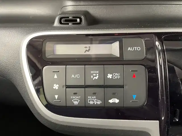 ホンダ Ｎ ＢＯＸ カスタムG SSブラックスタイル 道央・札幌 2016(平28)年 3.2万km クリスタルブラックパール ・４ＷＤ　/・社外ナビ/・BT/CD/DVD/SD/iPod/フルセグTV）　/・バックカメラ　/・両側パワースライドドア　/・運転席/助手席シートヒーター/・ＥＴＣ　/・HIDライト/オートライト　/・ヒーテッドドアミラー/・スタート/スマートキー　/・横滑り防止装置　/・ＡＢＳ　/・Ｗエアバック