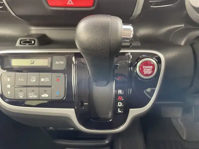 ホンダ Ｎ ＢＯＸ カスタムG SSブラックスタイル 道央・札幌 2016(平28)年 3.2万km クリスタルブラックパール ・４ＷＤ　/・社外ナビ/・BT/CD/DVD/SD/iPod/フルセグTV）　/・バックカメラ　/・両側パワースライドドア　/・運転席/助手席シートヒーター/・ＥＴＣ　/・HIDライト/オートライト　/・ヒーテッドドアミラー/・スタート/スマートキー　/・横滑り防止装置　/・ＡＢＳ　/・Ｗエアバック