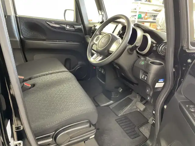 ホンダ Ｎ ＢＯＸ カスタムG SSブラックスタイル 道央・札幌 2016(平28)年 3.2万km クリスタルブラックパール ・４ＷＤ　/・社外ナビ/・BT/CD/DVD/SD/iPod/フルセグTV）　/・バックカメラ　/・両側パワースライドドア　/・運転席/助手席シートヒーター/・ＥＴＣ　/・HIDライト/オートライト　/・ヒーテッドドアミラー/・スタート/スマートキー　/・横滑り防止装置　/・ＡＢＳ　/・Ｗエアバック