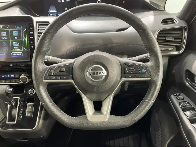 日産 セレナ ハイウェイスター V 愛知県 2020(令2)年 6.1万km ブリリアントホワイトパール 純正10インチナビ/純正フリップダウンモニター/プロパイロット/両側電動スライドドア/アラウンドビューモニター/LEDヘッドライト/ETC/ドライブレコーダー/ブラインドスポットモニター/フルセグTV/Bluetooth/コーナーセンサー/レーンキープアシスト/パーキングアシスト/オートハイビーム/プッシュスタート/USB接続/HDMI接続/スマートキー/CD/DVD再生/アイドリングストップ/ミュージックサーバー/ミュージックプレイヤー接続/純正フロアマット/純正アルミホイール/オートライト/革調シートカバー/禁煙車/後期モデル/ウィンカーミラー/電動格納ミラー/フォグランプ/Wエアコン/電動パーキングブレーキ/オートブレーキホールド/ステアリングリモコン/ハンズフリーパワースライドドア