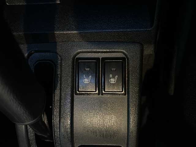 スズキ ジムニー XC 神奈川県 2023(令5)年 0.7万km ブリスクブルーM 5速MT/ワンオーナー/純正ディーラーナビ(CD/DVD/SD/USB/BT)/バックカメラ/衝突被害軽減ブレーキ/レーンキープアシスト/横滑り防止装置/ダウンヒルアシストコントロール/クルーズコントロール/アイドリングストップ/ビルトインETC/前方ドライブレコーダー/D/N席シートヒーター/ミラーヒーター/ISOFIX/スペアキー×1/保証書/取扱説明書