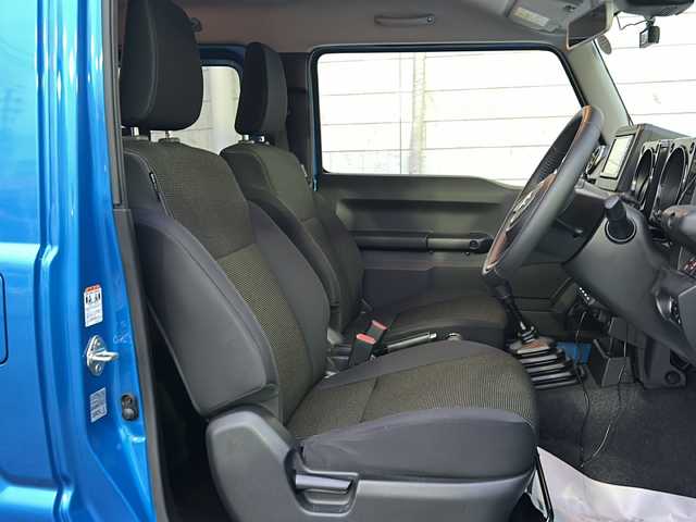 スズキ ジムニー XC 神奈川県 2023(令5)年 0.7万km ブリスクブルーM 5速MT/ワンオーナー/純正ディーラーナビ(CD/DVD/SD/USB/BT)/バックカメラ/衝突被害軽減ブレーキ/レーンキープアシスト/横滑り防止装置/ダウンヒルアシストコントロール/クルーズコントロール/アイドリングストップ/ビルトインETC/前方ドライブレコーダー/D/N席シートヒーター/ミラーヒーター/ISOFIX/スペアキー×1/保証書/取扱説明書