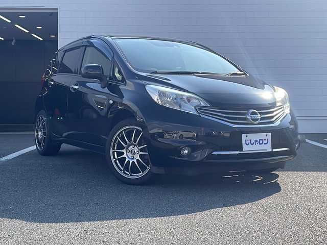 日産 ノート メダリスト エマージェンシーB 熊本県 2014(平26)年 8.6万km スーパーブラック (株)IDOMが運営する【じしゃロン熊本店】の自社ローン専用車両になります。/こちらは現金またはオートローンご利用時の価格です。自社ローンご希望の方は別途その旨お申付け下さい /純正ナビ（ＣＤ　ＤＶＤ　ＴＶ）　/アラウンドビューモニター　/ＥＴＣ　/エマージェンシーブレーキ　/前後ドライブレコーダー　/レーンキープアシスト　/Ｗエアバッグ　/オートライト　/プッシュスタート　/社外アルミ