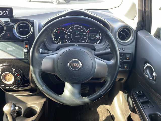 日産 ノート メダリスト エマージェンシーB 熊本県 2014(平26)年 8.6万km スーパーブラック (株)IDOMが運営する【じしゃロン熊本店】の自社ローン専用車両になります。/こちらは現金またはオートローンご利用時の価格です。自社ローンご希望の方は別途その旨お申付け下さい /純正ナビ（ＣＤ　ＤＶＤ　ＴＶ）　/アラウンドビューモニター　/ＥＴＣ　/エマージェンシーブレーキ　/前後ドライブレコーダー　/レーンキープアシスト　/Ｗエアバッグ　/オートライト　/プッシュスタート　/社外アルミ