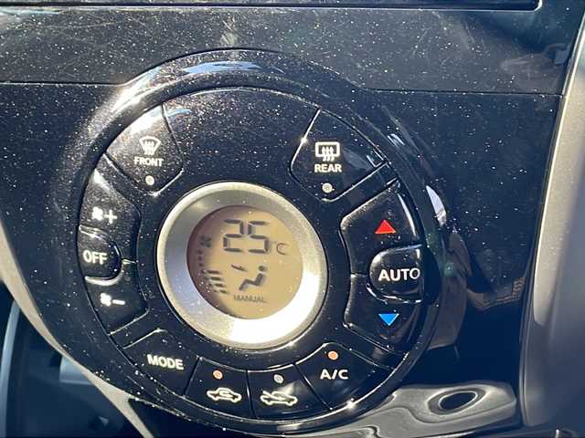 日産 ノート メダリスト エマージェンシーB 熊本県 2014(平26)年 8.6万km スーパーブラック (株)IDOMが運営する【じしゃロン熊本店】の自社ローン専用車両になります。/こちらは現金またはオートローンご利用時の価格です。自社ローンご希望の方は別途その旨お申付け下さい /純正ナビ（ＣＤ　ＤＶＤ　ＴＶ）　/アラウンドビューモニター　/ＥＴＣ　/エマージェンシーブレーキ　/前後ドライブレコーダー　/レーンキープアシスト　/Ｗエアバッグ　/オートライト　/プッシュスタート　/社外アルミ