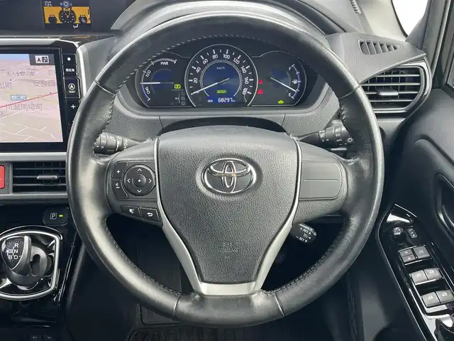 トヨタ ヴォクシー ハイブリッド ZS 滋賀県 2017(平29)年 6.9万km イナズマスパーキングブラックガラスフレーク ALPINE11インチナビ/・AM/FM/・CD/DVD/・SD/USB/HDMI/・Bluetooth/・フルセグTV/バックカメラ/ステアリングスイッチ/革巻きステアリング/クルーズコントロール/前方ドライブレコーダー/ETC/前席シートヒーター/USB充電/プリクラッシュセーフティ/レーンディパーチャーアラート/先行車発進告知/両側パワースライドドア/フロントワイパーデアイサー/オートヘッドライト/フォグランプ/オートハイビーム/オートリトラミラー/スマートキー