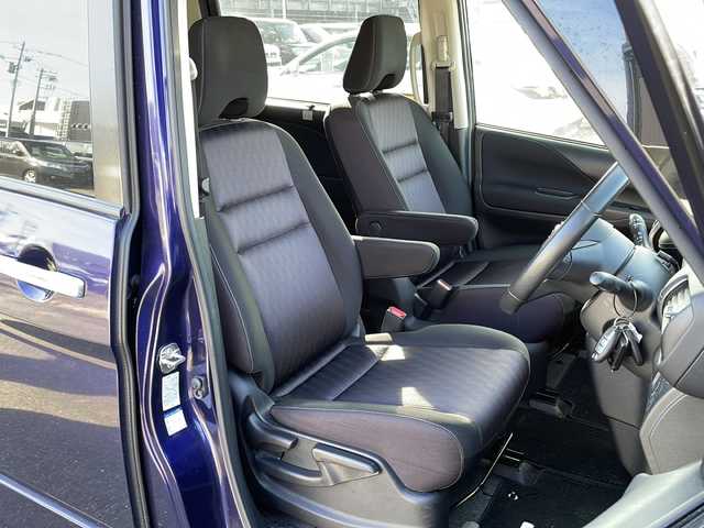 日産 セレナ ハイウェイスターVセレクションⅡ 道東・釧路十勝 2019(平31)年 9.8万km アズライトブルー 4WD/社外８インチメモリナビ　/(AM/FM/フルセグTV/ＤＶＤ再生/Ｂｌｕｅｔｏｏｔｈ接続)/フリップダウンモニター　/全方位カメラ　/前方ドライブレコーダー　/ＥＴＣ　/両側パワースライドドア　/前席シートヒーター　/ステアリングヒーター　/クルーズコントロール/前後コーナーセンサー/レーンアシスト/インテリジェント エマージェンシーブレーキ　/横滑り防止装置/アイドリングストップ/スマートキー/プッシュスタート/純正LEDヘッドライト/社外17インチアルミホイール/純正フロアマット/スタッドレスタイヤ積み込み/・195/65/R15/・純正アルミホイール/・溝4ミリ