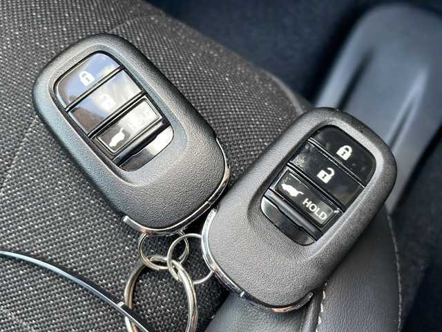 ホンダ ヴェゼル ハイブリッド e:HEV Z 長野県 2022(令4)年 3.9万km プレミアムサンライトホワイトパール 純正メーカーナビフルセグＴＶ/バックカメラ/ＥＴＣ２．０/パワーバックドア/純正18インチアルミ/ハーフレザーシート/シートヒーター/ステアリングヒーター/前後コーナーセンサー/後退出庫サポート/ワイヤレス充電器/プッシュスタート/保証書・スペアキー