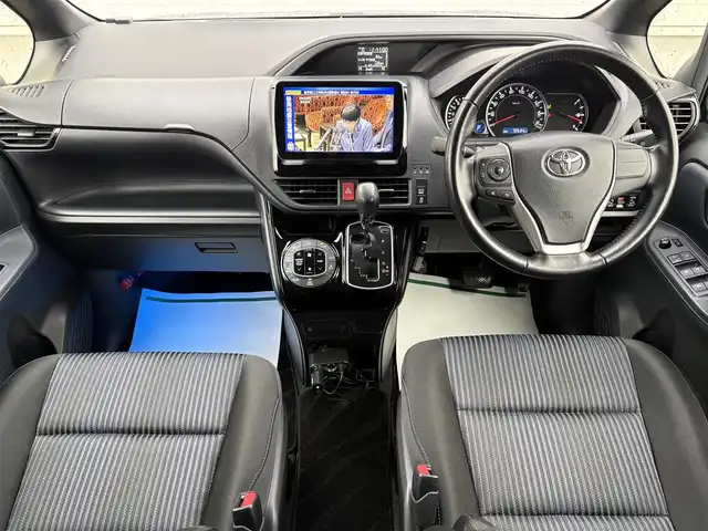 トヨタ ヴォクシー ZS 煌Ⅱ 岩手県 2016(平28)年 7.4万km ブラッキッシュアゲハガラスフレーク 禁煙車/4WD/ALPINEフリップダウンモニター/両側パワースライドドア/社外ナビ/→フルセグTV/Bluetooth/CD/DVD/バックカメラ/デジタルインナーミラー/ステアリングスイッチ/セーフティセンス/レーンキープアシスト/衝突軽減システム/横滑り防止装置/オートライト/オートハイビーム/LEDヘッドライト/LEDフォグライト/〇プッシュスタート/〇電動格納ミラー/〇ウィンカーミラー/〇ドアバイザー/〇フロアマット/〇シガーソケット/〇スマートキー/ETC