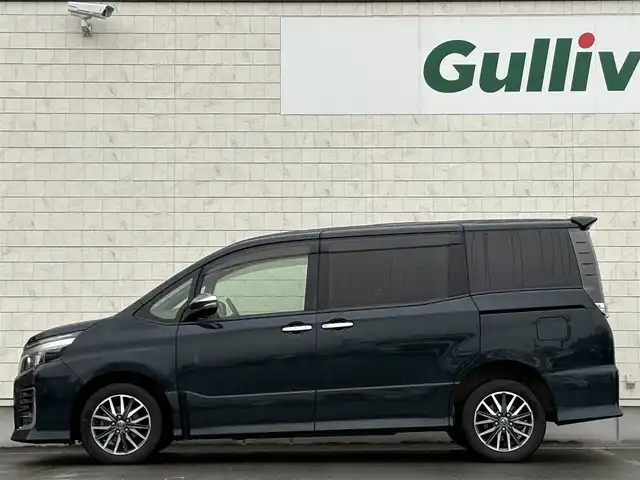 トヨタ ヴォクシー ZS 煌Ⅱ 岩手県 2016(平28)年 7.4万km ブラッキッシュアゲハガラスフレーク 禁煙車/4WD/ALPINEフリップダウンモニター/両側パワースライドドア/社外ナビ/→フルセグTV/Bluetooth/CD/DVD/バックカメラ/デジタルインナーミラー/ステアリングスイッチ/セーフティセンス/レーンキープアシスト/衝突軽減システム/横滑り防止装置/オートライト/オートハイビーム/LEDヘッドライト/LEDフォグライト/〇プッシュスタート/〇電動格納ミラー/〇ウィンカーミラー/〇ドアバイザー/〇フロアマット/〇シガーソケット/〇スマートキー/ETC