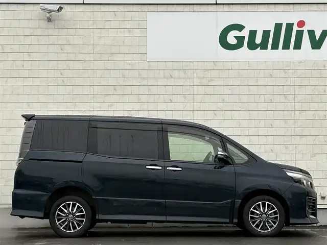 トヨタ ヴォクシー ZS 煌Ⅱ 岩手県 2016(平28)年 7.4万km ブラッキッシュアゲハガラスフレーク 禁煙車/4WD/ALPINEフリップダウンモニター/両側パワースライドドア/社外ナビ/→フルセグTV/Bluetooth/CD/DVD/バックカメラ/デジタルインナーミラー/ステアリングスイッチ/セーフティセンス/レーンキープアシスト/衝突軽減システム/横滑り防止装置/オートライト/オートハイビーム/LEDヘッドライト/LEDフォグライト/〇プッシュスタート/〇電動格納ミラー/〇ウィンカーミラー/〇ドアバイザー/〇フロアマット/〇シガーソケット/〇スマートキー/ETC