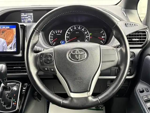 トヨタ ヴォクシー ZS 煌Ⅱ 岩手県 2016(平28)年 7.4万km ブラッキッシュアゲハガラスフレーク 禁煙車/4WD/ALPINEフリップダウンモニター/両側パワースライドドア/社外ナビ/→フルセグTV/Bluetooth/CD/DVD/バックカメラ/デジタルインナーミラー/ステアリングスイッチ/セーフティセンス/レーンキープアシスト/衝突軽減システム/横滑り防止装置/オートライト/オートハイビーム/LEDヘッドライト/LEDフォグライト/〇プッシュスタート/〇電動格納ミラー/〇ウィンカーミラー/〇ドアバイザー/〇フロアマット/〇シガーソケット/〇スマートキー/ETC