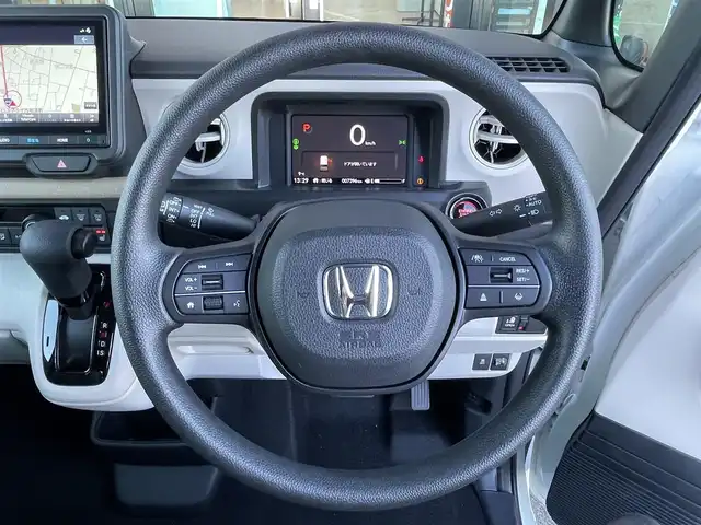 ホンダ Ｎ ＢＯＸ 栃木県 2025(令7)年 0.8万km プラチナホワイトパール ホンダセンシング/・衝突軽減ブレーキ/・歩行者事故低減ステアリング/・路外逸脱抑制機能/・アダプティブクルーズコントロール/・車線維持支援システム/・標識認識機能/・先行車発進お知らせ機能/・オートハイビーム/・パーキングセンサーシステム/・急アクセル抑制機能/・近距離衝突軽減ブレーキ/・誤発進抑制機能/純正9インチメモリナビ/・フルセグTV/・BT/USB/iPod/・AM.FM/バックカメラ/電子パーキングブレーキ/ブレーキホールド/D/N席シートヒーター/片側電動スライドドア/LEDヘッドライト/オートライト/ヘッドライトレベライザー/スマートキー/プッシュスタート/横滑り防止システム/電動格納ウィンカーミラー