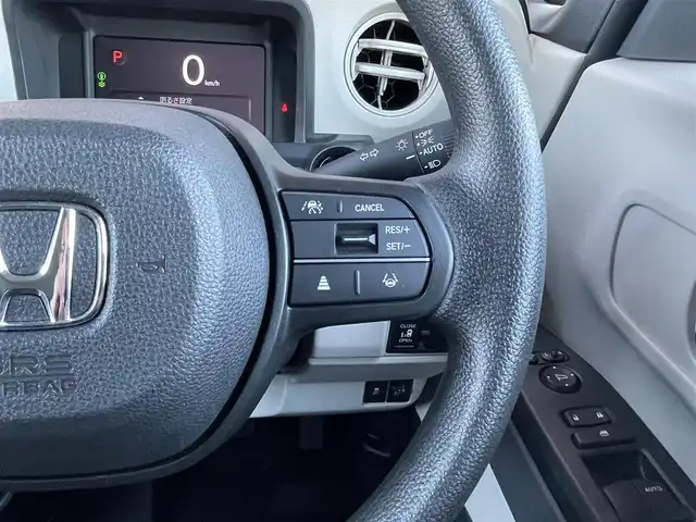 ホンダ Ｎ ＢＯＸ 栃木県 2025(令7)年 0.8万km プラチナホワイトパール ホンダセンシング/・衝突軽減ブレーキ/・歩行者事故低減ステアリング/・路外逸脱抑制機能/・アダプティブクルーズコントロール/・車線維持支援システム/・標識認識機能/・先行車発進お知らせ機能/・オートハイビーム/・パーキングセンサーシステム/・急アクセル抑制機能/・近距離衝突軽減ブレーキ/・誤発進抑制機能/純正9インチメモリナビ/・フルセグTV/・BT/USB/iPod/・AM.FM/バックカメラ/電子パーキングブレーキ/ブレーキホールド/D/N席シートヒーター/片側電動スライドドア/LEDヘッドライト/オートライト/ヘッドライトレベライザー/スマートキー/プッシュスタート/横滑り防止システム/電動格納ウィンカーミラー