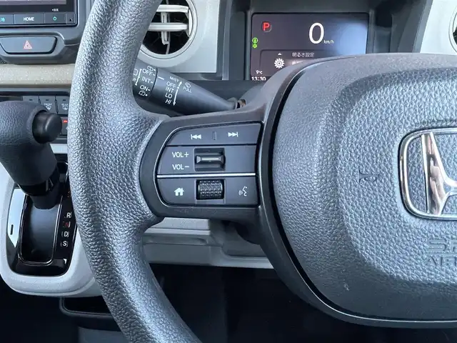 ホンダ Ｎ ＢＯＸ 栃木県 2025(令7)年 0.8万km プラチナホワイトパール ホンダセンシング/・衝突軽減ブレーキ/・歩行者事故低減ステアリング/・路外逸脱抑制機能/・アダプティブクルーズコントロール/・車線維持支援システム/・標識認識機能/・先行車発進お知らせ機能/・オートハイビーム/・パーキングセンサーシステム/・急アクセル抑制機能/・近距離衝突軽減ブレーキ/・誤発進抑制機能/純正9インチメモリナビ/・フルセグTV/・BT/USB/iPod/・AM.FM/バックカメラ/電子パーキングブレーキ/ブレーキホールド/D/N席シートヒーター/片側電動スライドドア/LEDヘッドライト/オートライト/ヘッドライトレベライザー/スマートキー/プッシュスタート/横滑り防止システム/電動格納ウィンカーミラー