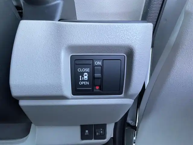 ホンダ Ｎ ＢＯＸ 栃木県 2025(令7)年 0.8万km プラチナホワイトパール ホンダセンシング/・衝突軽減ブレーキ/・歩行者事故低減ステアリング/・路外逸脱抑制機能/・アダプティブクルーズコントロール/・車線維持支援システム/・標識認識機能/・先行車発進お知らせ機能/・オートハイビーム/・パーキングセンサーシステム/・急アクセル抑制機能/・近距離衝突軽減ブレーキ/・誤発進抑制機能/純正9インチメモリナビ/・フルセグTV/・BT/USB/iPod/・AM.FM/バックカメラ/電子パーキングブレーキ/ブレーキホールド/D/N席シートヒーター/片側電動スライドドア/LEDヘッドライト/オートライト/ヘッドライトレベライザー/スマートキー/プッシュスタート/横滑り防止システム/電動格納ウィンカーミラー