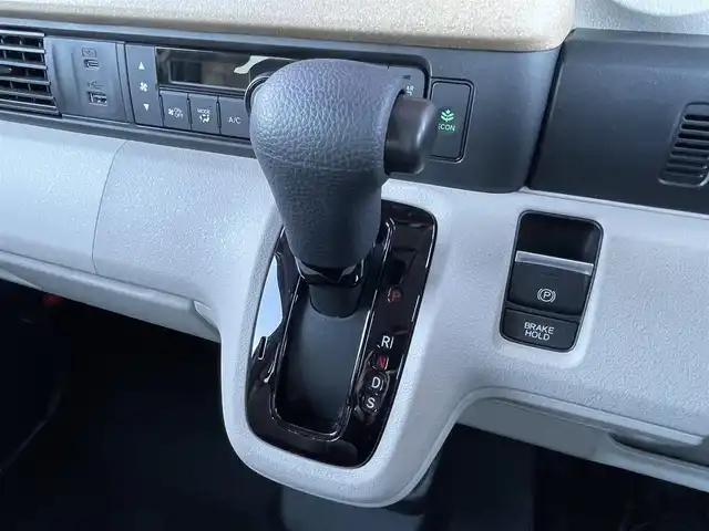 ホンダ Ｎ ＢＯＸ 栃木県 2025(令7)年 0.8万km プラチナホワイトパール ホンダセンシング/・衝突軽減ブレーキ/・歩行者事故低減ステアリング/・路外逸脱抑制機能/・アダプティブクルーズコントロール/・車線維持支援システム/・標識認識機能/・先行車発進お知らせ機能/・オートハイビーム/・パーキングセンサーシステム/・急アクセル抑制機能/・近距離衝突軽減ブレーキ/・誤発進抑制機能/純正9インチメモリナビ/・フルセグTV/・BT/USB/iPod/・AM.FM/バックカメラ/電子パーキングブレーキ/ブレーキホールド/D/N席シートヒーター/片側電動スライドドア/LEDヘッドライト/オートライト/ヘッドライトレベライザー/スマートキー/プッシュスタート/横滑り防止システム/電動格納ウィンカーミラー