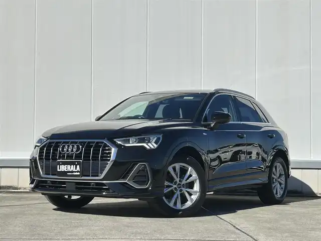 アウディ Ｑ３ 35TFSI Sライン 東京都 2020(令2)年 2.4万km ミトスブラックメタリック バーチャルコックピット/ベーシックパッケージ/・シートヒーター（フロント）/・シート電動調整機能（フロント）/・ステアリングホイール 3スポークレザー/ マルチファンクション パドルシフトフラットボトム/・オートマチックテールゲート/・アウディホールドアシスト/・ランバーサポート 4ウェイ（フロント）/テクノロジーパッケージ/・スマートフォンインターフェース/・ワイヤレスチャージング/アシスタンスパッケージ/・アダプティブクルーズアシスト/・エマージェンシーアシスト/・ハイビームアシスト/・サイドアシスト/ETC2.0/パワーシート