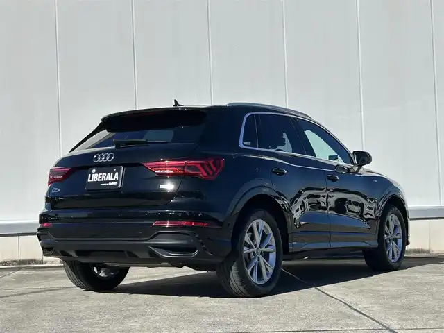 アウディ Ｑ３ 35TFSI Sライン 東京都 2020(令2)年 2.4万km ミトスブラックメタリック バーチャルコックピット/ベーシックパッケージ/・シートヒーター（フロント）/・シート電動調整機能（フロント）/・ステアリングホイール 3スポークレザー/ マルチファンクション パドルシフトフラットボトム/・オートマチックテールゲート/・アウディホールドアシスト/・ランバーサポート 4ウェイ（フロント）/テクノロジーパッケージ/・スマートフォンインターフェース/・ワイヤレスチャージング/アシスタンスパッケージ/・アダプティブクルーズアシスト/・エマージェンシーアシスト/・ハイビームアシスト/・サイドアシスト/ETC2.0/パワーシート