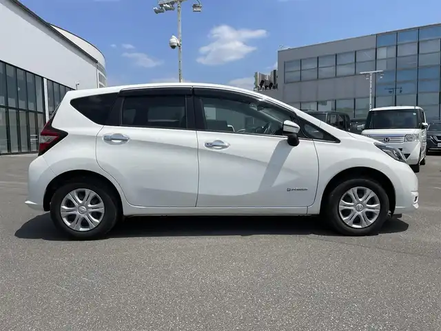 日産 ノート e－パワー B FOUR 青森県 2019(令1)年 8.2万km ホワイト ・禁煙車/・４WD/・社外SDナビ/ワンセグ/CD/AM/FM/・Bluetooth/・衝突軽減ブレーキ/・前後コーナーセンサー/・アイドリングストップ/・レーンキープアシスト/・盗難防止装置/・横滑り防止装置/・センターデフロック/・オートライト/・ETC/・社外フロアマット/・ダブルエアバック/・取扱説明書