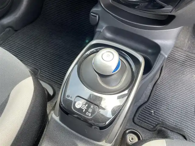 日産 ノート e－パワー B FOUR 青森県 2019(令1)年 8.2万km ホワイト ・禁煙車/・４WD/・社外SDナビ/ワンセグ/CD/AM/FM/・Bluetooth/・衝突軽減ブレーキ/・前後コーナーセンサー/・アイドリングストップ/・レーンキープアシスト/・盗難防止装置/・横滑り防止装置/・センターデフロック/・オートライト/・ETC/・社外フロアマット/・ダブルエアバック/・取扱説明書