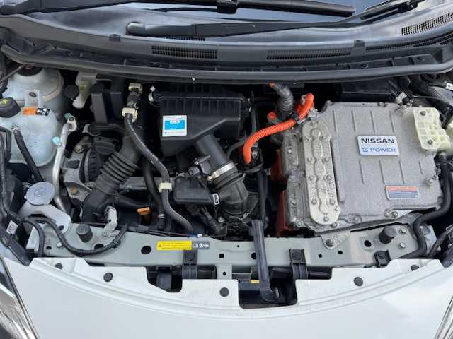 日産 ノート e－パワー B FOUR 道東・釧路十勝 2019(令1)年 8.2万km ホワイト ・4WD/・社外SDナビ/・ワンセグ/CD/AM/FM/・Bluetooth/・衝突軽減ブレーキ/・前後コーナーセンサー/・アイドリングストップ/・レーンキープアシスト/・盗難防止装置/・横滑り防止装置/・オートライト/・ETC/・社外フロアマット